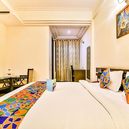 Fabhotel Oasis Dlf Phase 3 Гургаон Екстериор снимка