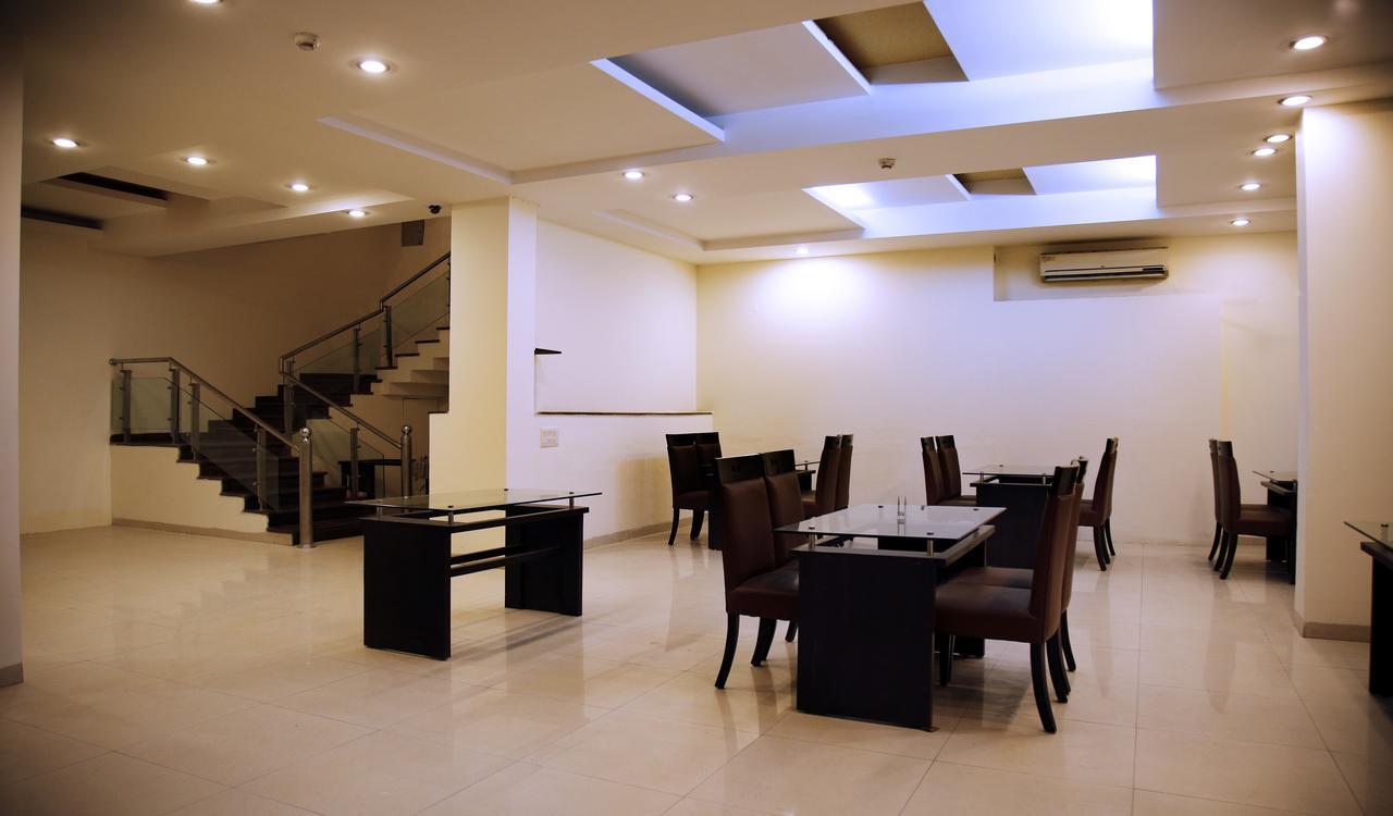 Fabhotel Oasis Dlf Phase 3 Гургаон Екстериор снимка