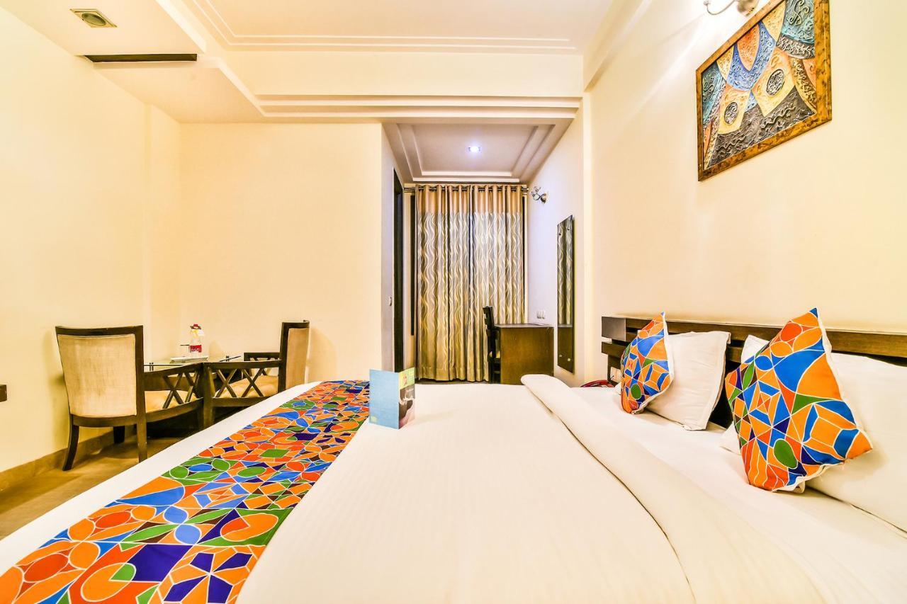Fabhotel Oasis Dlf Phase 3 Гургаон Екстериор снимка